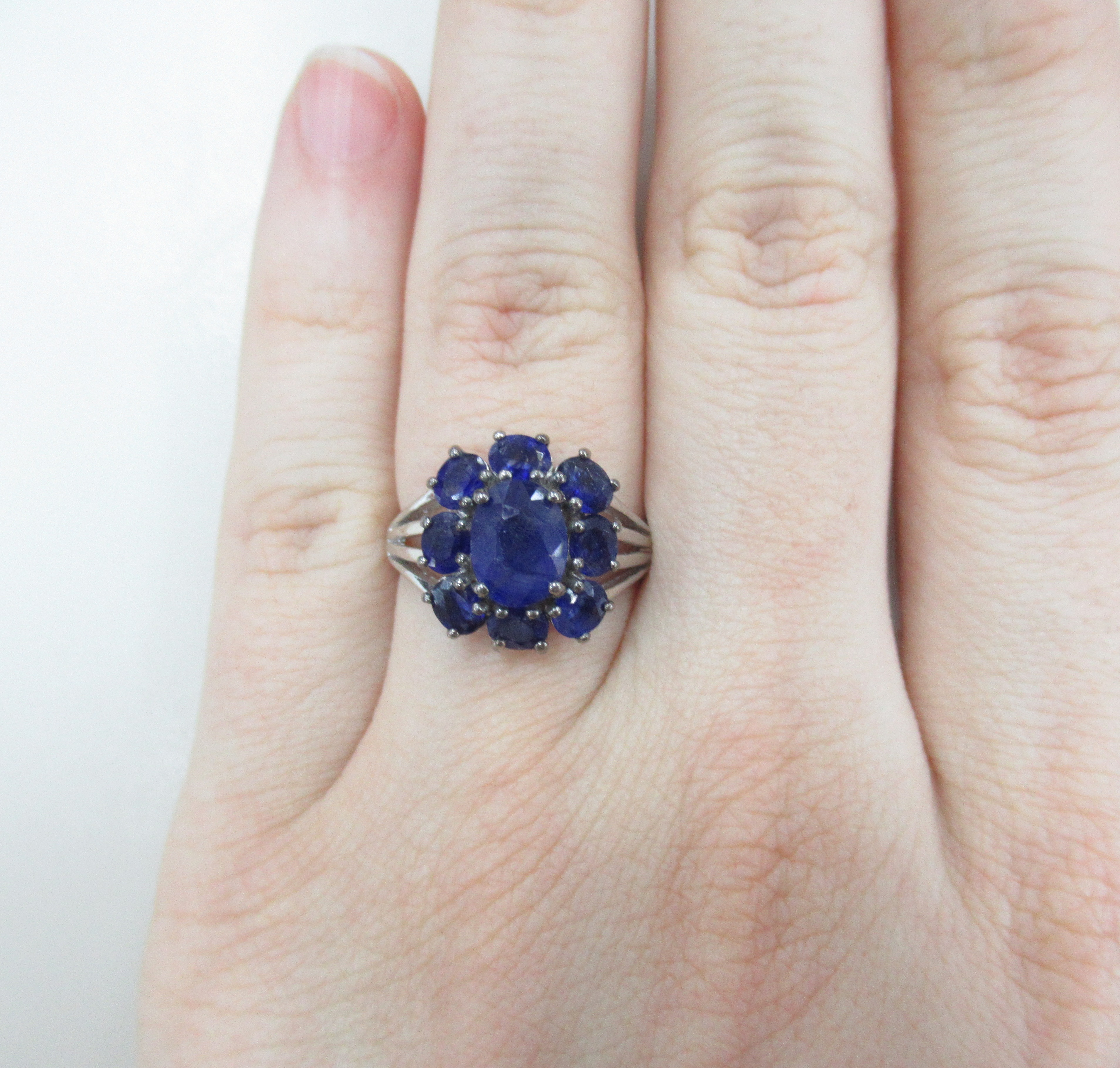 Серебряное кольцо с сапфирами